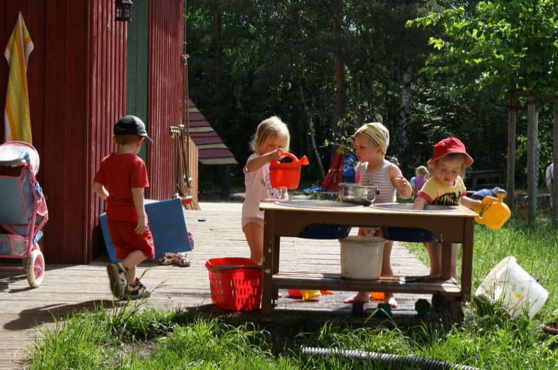 Kinder spielen im Freigelände